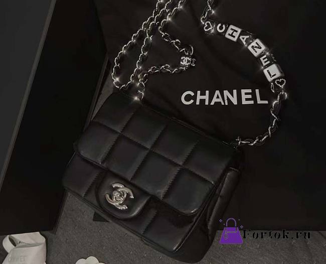 Chanel 23C Mini Shoulder Bag in Black 17x14 x7cm - 1
