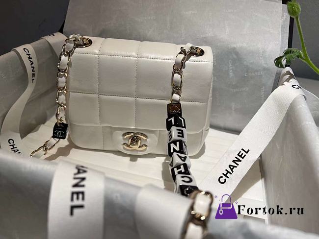 Chanel 23C Mini Shoulder Bag in White 17x14 x7cm - 1