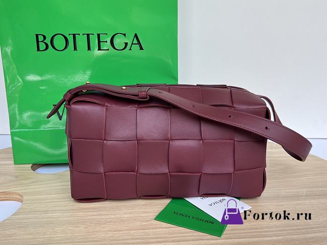 Bottega Veneta Brick Cassette Shoulder Bag in Burgundy 28x14x10cm - 1