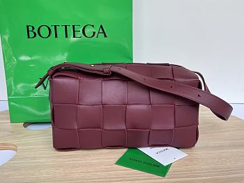 Bottega Veneta Brick Cassette Shoulder Bag in Burgundy 28x14x10cm