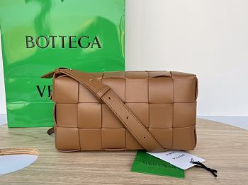 Bottega Veneta Brick Cassette Shoulder Bag in Brown 28x14x10cm