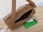 Bottega Veneta Brick Cassette Shoulder Bag in Brown 28x14x10cm - 3