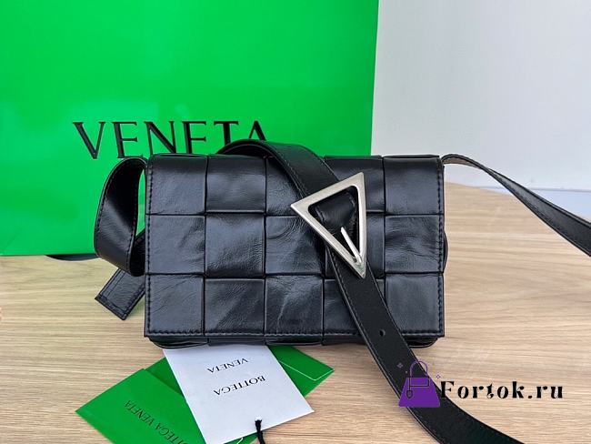 Bottega Veneta Cassette Mini Shoulder Bag in Black 17.5x10.5x3.5cm - 1