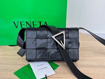 Bottega Veneta Cassette Mini Shoulder Bag in Black 17.5x10.5x3.5cm