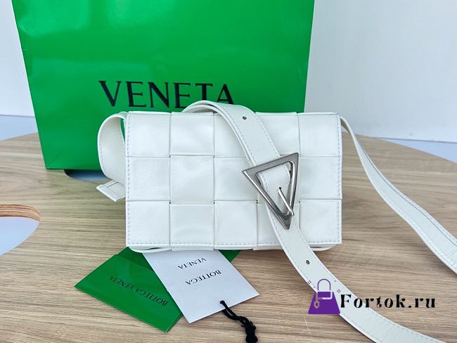 Bottega Veneta Cassette Mini Shoulder Bag in White 17.5x10.5x3.5cm - 1