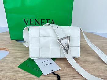 Bottega Veneta Cassette Mini Shoulder Bag in White 17.5x10.5x3.5cm