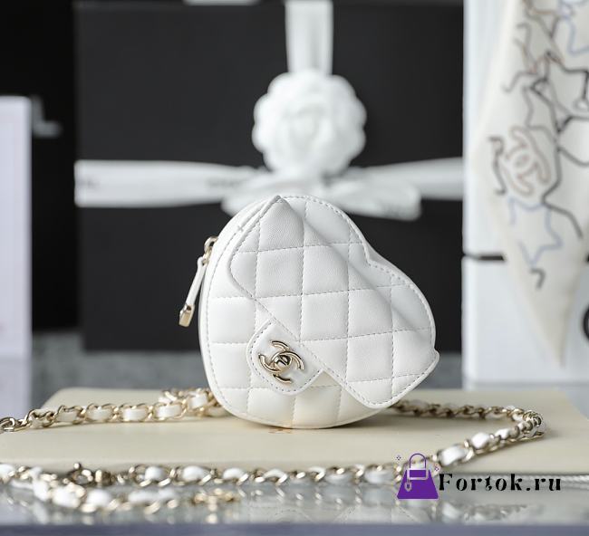 Chanel Heart Small Handbag in White 11x12x4.5cm - 1