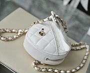 Chanel Heart Small Handbag in White 11x12x4.5cm - 2