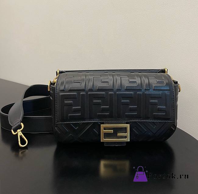 Fendi Baguette FF Logo Bag in Black 26x13x6cm - 1