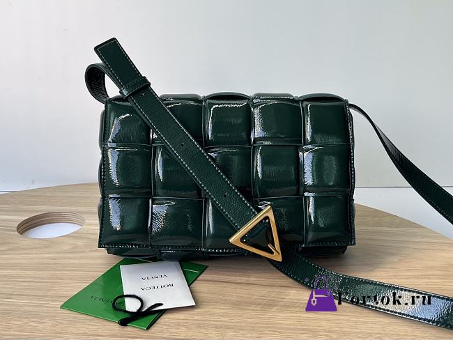 Bottega Veneta Padded Cassette Leather Shoulder Bag in Green 26x18x8cm - 1