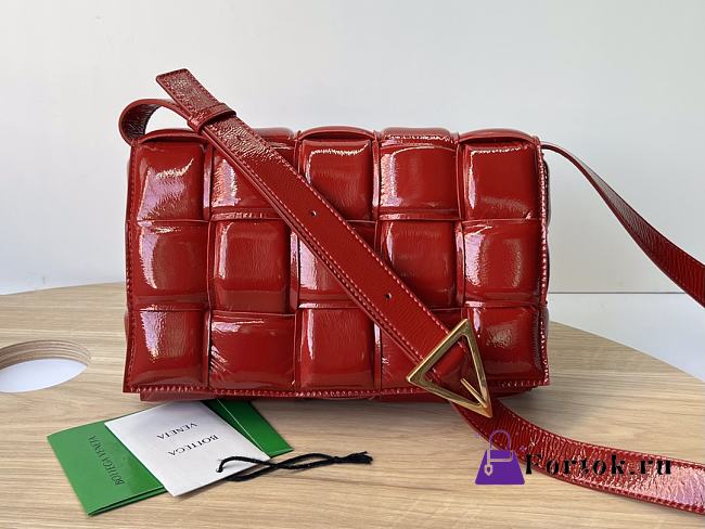 Bottega Veneta Padded Cassette Leather Shoulder Bag in Red 26x18x8cm - 1