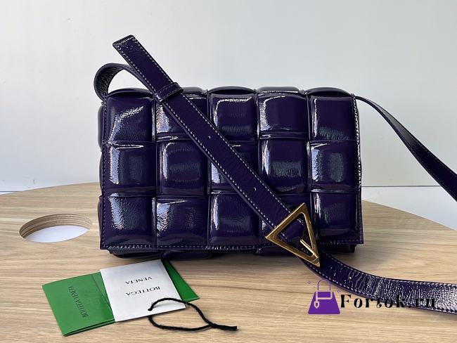 Bottega Veneta Padded Cassette Leather Shoulder Bag in Purple 26x18x8cm - 1