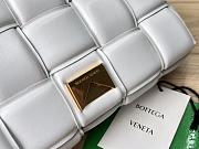 Bottega Veneta Padded Cassette Leather Shoulder Bag in White 26x18x8cm - 2