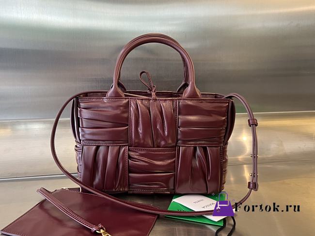 Bottega Veneta Arco Tote Bag in Burgundy 25x16x10cm - 1
