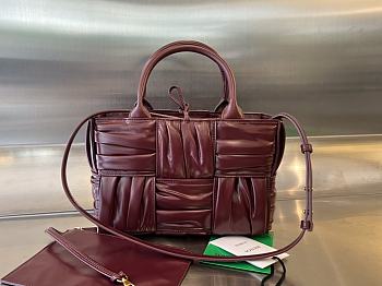 Bottega Veneta Arco Tote Bag in Burgundy 25x16x10cm