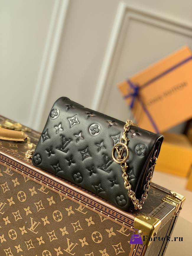 Louis Vuitton Pochette Coussin Black M80742 20x14x8cm  - 1