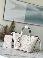 Louis Vuitton Blossom PM Bag in White M21909 20x20x12.5cm - 1