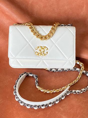 Chanel 19 Flap Bag Lambskin Woc White 19cm