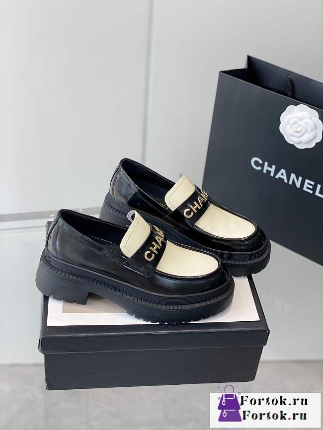 Fortok Chanel Logo Shiny Calfskin Loafers White - 1