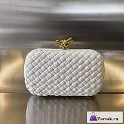 Fortok Bottega Veneta Knot Clutch in White 20x12x5.5cm - 1