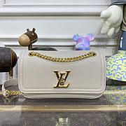 Fortok Louis Vuitton LockMe Chain Bag East West Beige M22303 23.5x14x6cm - 1