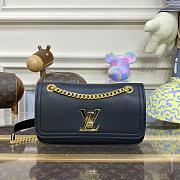 Fortok Louis Vuitton LockMe Chain Bag East West Black M22303 23.5x14x6cm - 1
