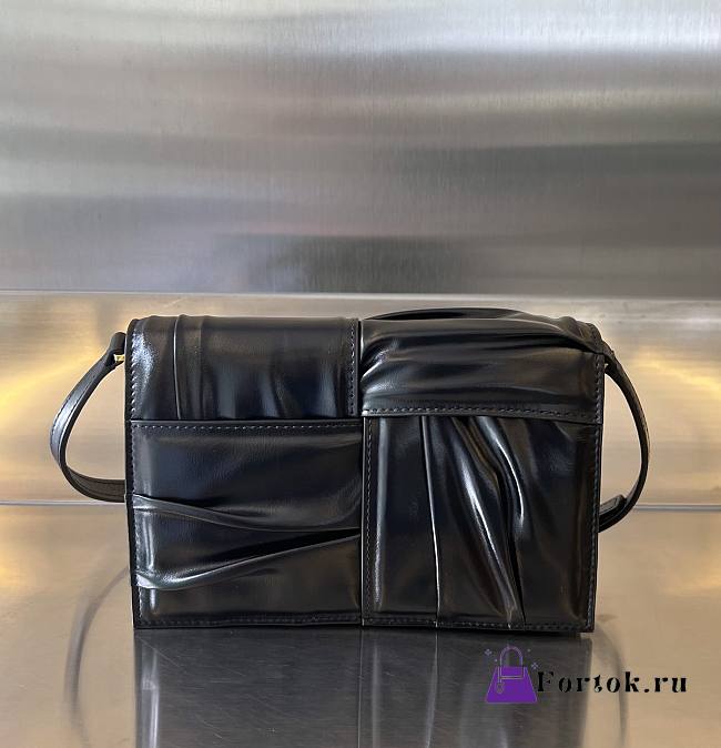 Fortok Bottega Veneta Mini Cassette Cross-Body Bag Black 19x13.5x3.5cm - 1