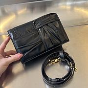Fortok Bottega Veneta Mini Cassette Cross-Body Bag Black 19x13.5x3.5cm - 6