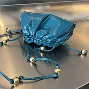 Fortok Bottega Veneta The Mini Patent Leather Pouch Blue  - 3