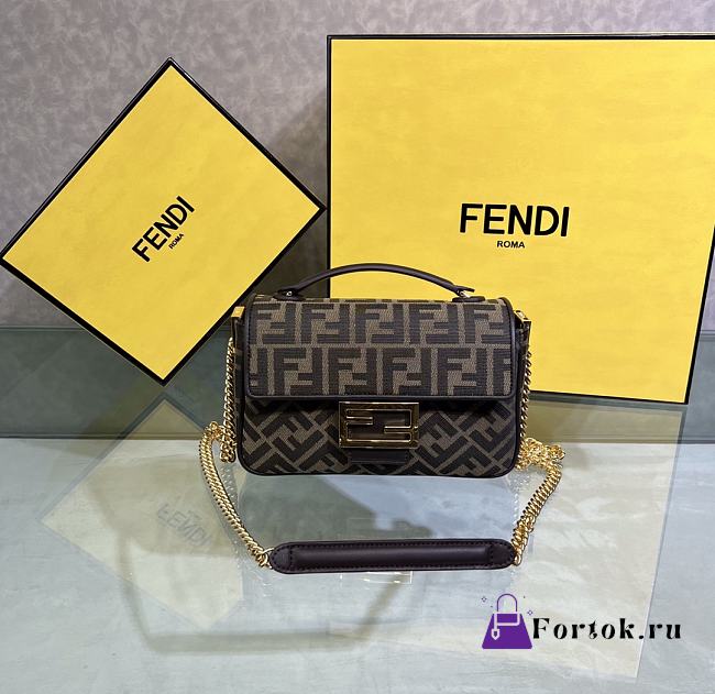 Fortok Fendi Iconic Baguette Chain Bag Brown 24x14x7cm - 1