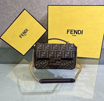 Fortok Fendi Iconic Baguette Chain Bag Brown 24x14x7cm