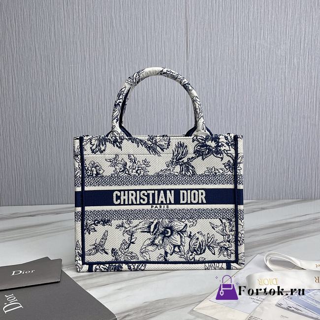 Fortok Dior Medium Book Tote Blue and White Dior Jardin Botanique Embroidery - 1