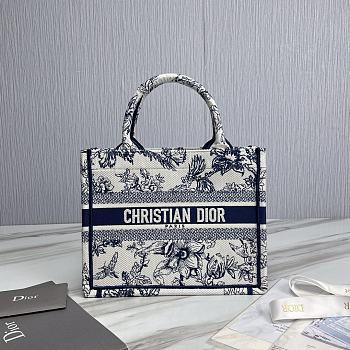 Fortok Dior Medium Book Tote Blue and White Dior Jardin Botanique Embroidery