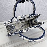 Fortok Dior Medium Book Tote Blue and White Dior Jardin Botanique Embroidery - 3