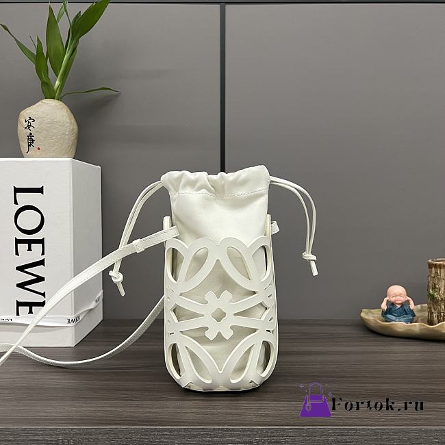 Fortok Loewe x Paula's Ibiza Anagram Cut-Out Pocket Bag White 652211 12x7x21cm - 1