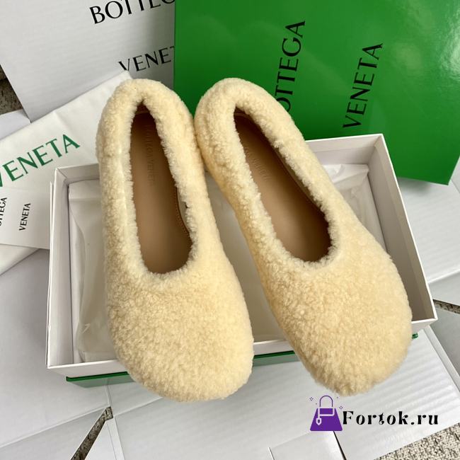 Fortok Bottega Veneta Natural Atomic Shearling-trimmed Ballet Flats - 1