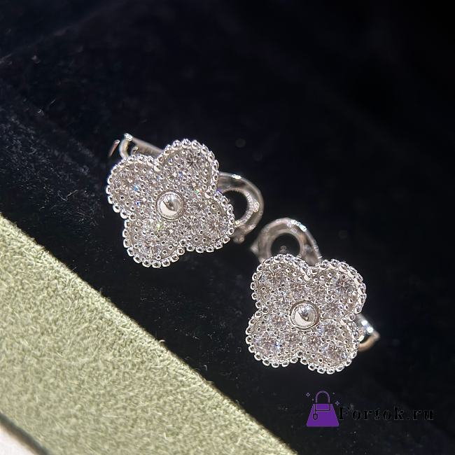 Fortok Van Cleef & Arpels' Full-diamond Four-leaf Clover Earrings - 1