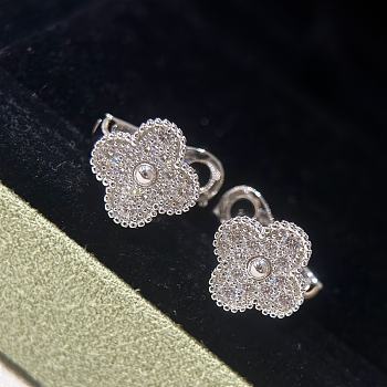 Fortok Van Cleef & Arpels' Full-diamond Four-leaf Clover Earrings