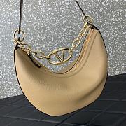 Fortok Valentino Garavani Vlogo Moon Bag Beige 29x23x11cm - 2