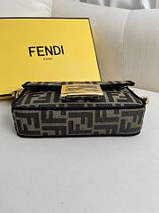 Fortok Fendi Iconic Baguette Mini Bag Brown 19x11.5x4cm - 3