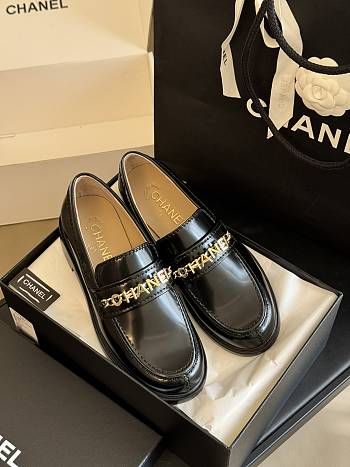 Fortok Chanel Logo Shiny Calfskin Loafers in Black 