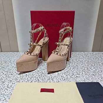 Fortok Valentino Garavani Rockstud Platform Pumps in Beige 