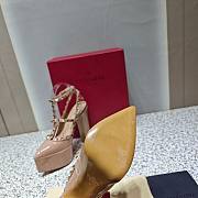Fortok Valentino Garavani Rockstud Platform Pumps in Beige  - 6
