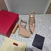 Fortok Valentino Garavani Rockstud Platform Pumps in Beige  - 2
