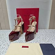 Fortok Valentino Garavani Rockstud Platform Pumps in Burgundy - 1