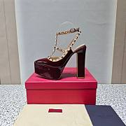 Fortok Valentino Garavani Rockstud Platform Pumps in Burgundy - 5