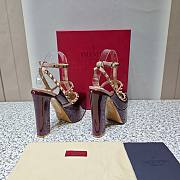 Fortok Valentino Garavani Rockstud Platform Pumps in Burgundy - 4