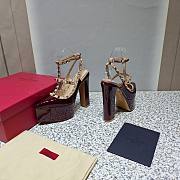 Fortok Valentino Garavani Rockstud Platform Pumps in Burgundy - 3