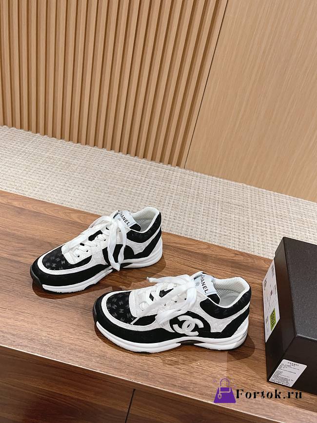 Fortok Chanel Black and White CC Embossed Logo Sneakers No.1 - 1