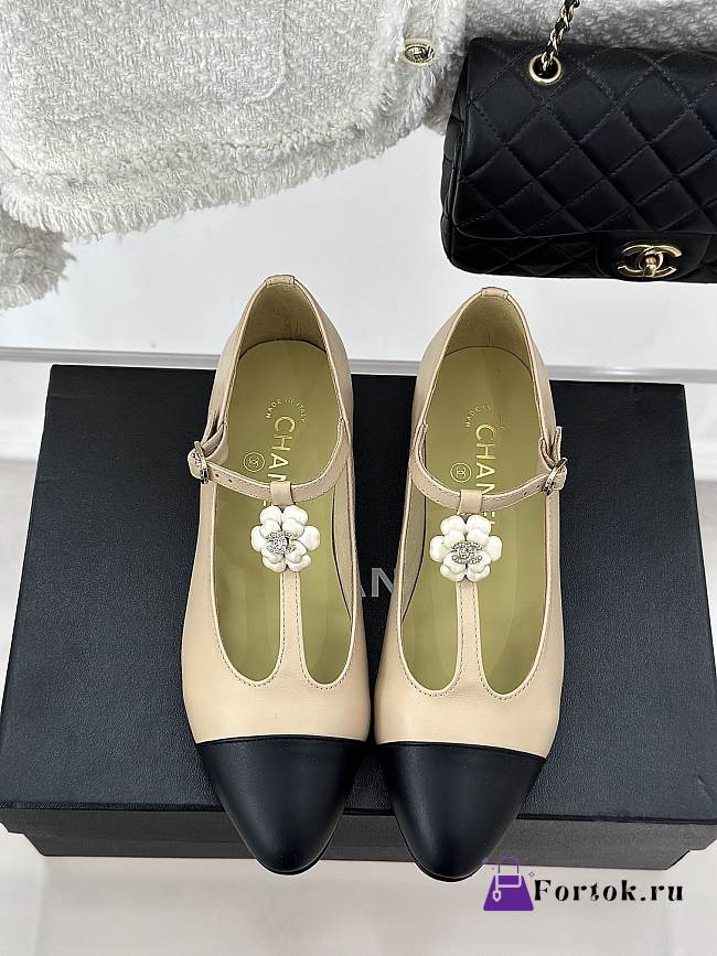 Fortok Chanel Lambskin T-strap Camellia Sandals Beige - 1